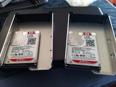 IMG_3372.JPG (202.69 KiB) Visto 1539 volte I due HDD del test: WD-RED 1TB da 2,5"