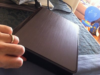 3.JPG (190.2 KiB) Visto 1503 volte Particolare della finitura lucida (alluminio spazzolato) del HS-210.<br />La parte superiore e quella inferiore fungono da dissipatori per il calore proveniente dai dischi e dalla CPU.