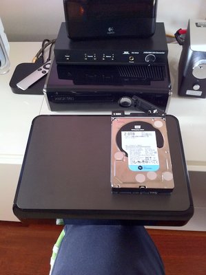 4.JPG (92.98 KiB) Visto 1503 volte L'HS-210 con accanto altre periferiche per dare un'idea delle dimensioni (console XBOX-360, Apple TV. Il disco poggiato sopra è un WD SE da 3,5".
